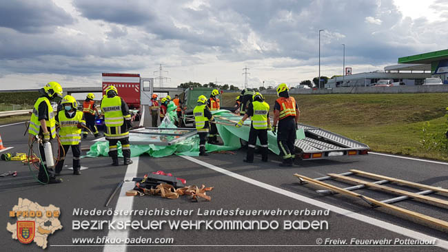 20200924 Umgestürzter Anhänger sorgt für 10 km Rückstau auf der A3 Foto: © Freiwillige Feuerwehr Pottendorf 20200924 Umgestürzter Anhänger sorgt für 10 km Rückstau auf der A3 Foto: © Freiwillige Feuerwehr Pottendorf