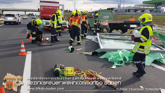 20200924 Umgestürzter Anhänger sorgt für 10 km Rückstau auf der A3 Foto: © Freiwillige Feuerwehr Pottendorf 20200924 Umgestürzter Anhänger sorgt für 10 km Rückstau auf der A3 Foto: © Freiwillige Feuerwehr Pottendorf