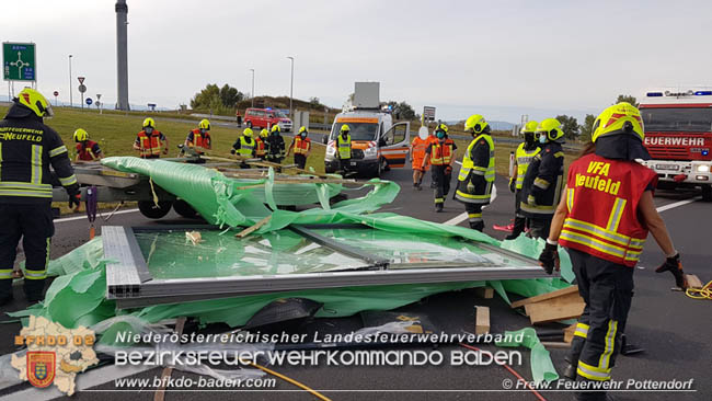 20200924 Umgestürzter Anhänger sorgt für 10 km Rückstau auf der A3 Foto: © Freiwillige Feuerwehr Pottendorf 20200924 Umgestürzter Anhänger sorgt für 10 km Rückstau auf der A3 Foto: © Freiwillige Feuerwehr Pottendorf