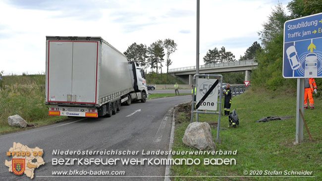 20200102 Bergung eines LKW-Sattelzuges auf der A2 Rastplatz Triestingtal bei Leobersdorf  Foto: © Stefan Schneider