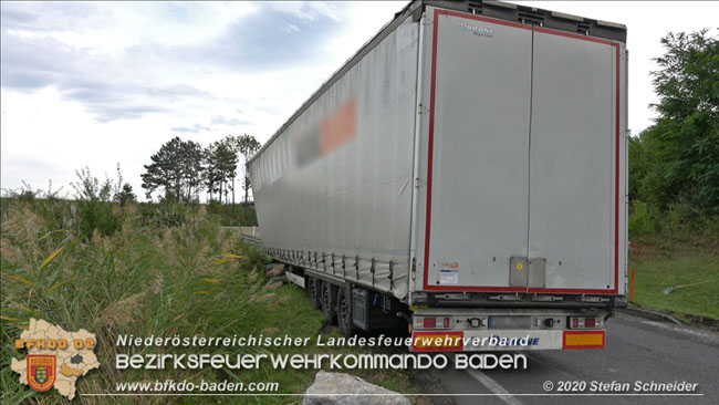 20200102 Bergung eines LKW-Sattelzuges auf der A2 Rastplatz Triestingtal bei Leobersdorf  Foto: © Stefan Schneider