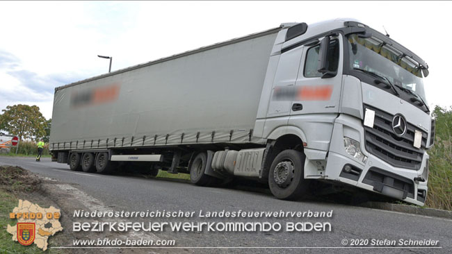 20200102 Bergung eines LKW-Sattelzuges auf der A2 Rastplatz Triestingtal bei Leobersdorf  Foto: © Stefan Schneider