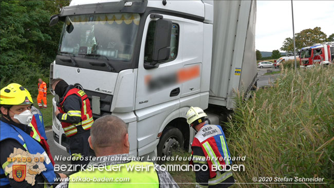 20200102 Bergung eines LKW-Sattelzuges auf der A2 Rastplatz Triestingtal bei Leobersdorf  Foto: © Stefan Schneider