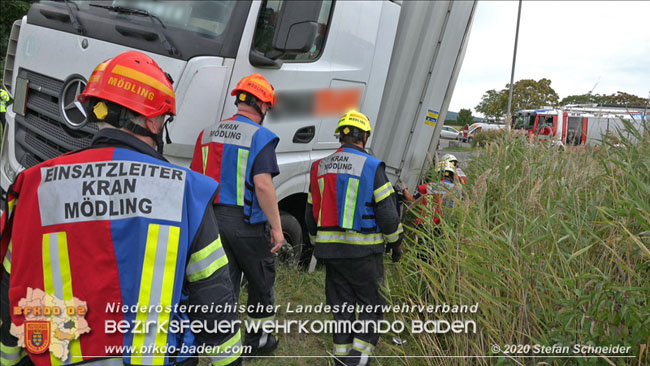 20200102 Bergung eines LKW-Sattelzuges auf der A2 Rastplatz Triestingtal bei Leobersdorf  Foto: © Stefan Schneider