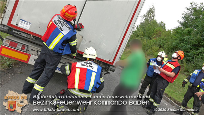 20200102 Bergung eines LKW-Sattelzuges auf der A2 Rastplatz Triestingtal bei Leobersdorf  Foto: © Stefan Schneider