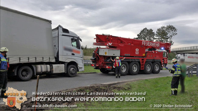 20200102 Bergung eines LKW-Sattelzuges auf der A2 Rastplatz Triestingtal bei Leobersdorf  Foto: © Stefan Schneider