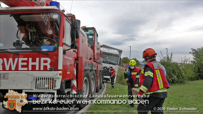 20200102 Bergung eines LKW-Sattelzuges auf der A2 Rastplatz Triestingtal bei Leobersdorf  Foto: © Stefan Schneider