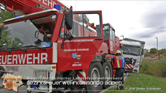 20200102 Bergung eines LKW-Sattelzuges auf der A2 Rastplatz Triestingtal bei Leobersdorf  Foto: © Stefan Schneider