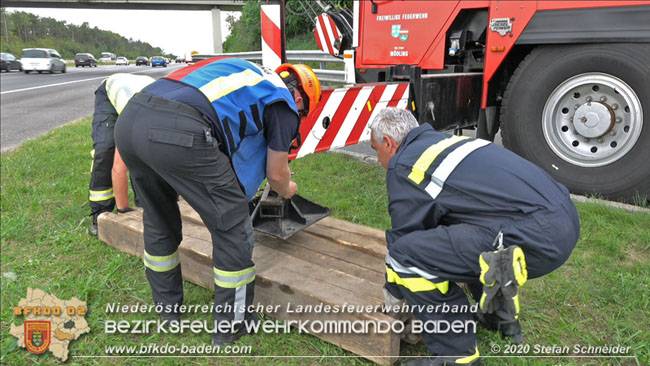 20200102 Bergung eines LKW-Sattelzuges auf der A2 Rastplatz Triestingtal bei Leobersdorf  Foto: © Stefan Schneider