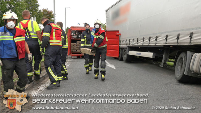20200102 Bergung eines LKW-Sattelzuges auf der A2 Rastplatz Triestingtal bei Leobersdorf  Foto: © Stefan Schneider