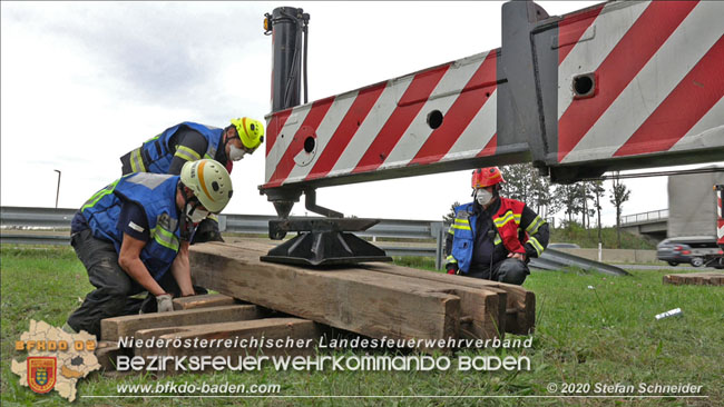 20200102 Bergung eines LKW-Sattelzuges auf der A2 Rastplatz Triestingtal bei Leobersdorf  Foto: © Stefan Schneider