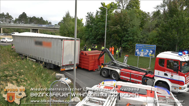 20200102 Bergung eines LKW-Sattelzuges auf der A2 Rastplatz Triestingtal bei Leobersdorf  Foto: © Stefan Schneider