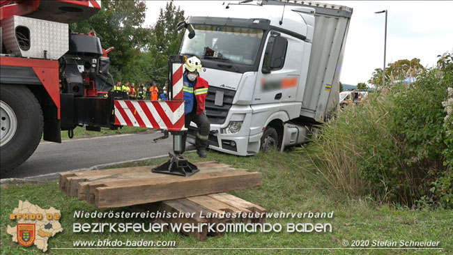 20200102 Bergung eines LKW-Sattelzuges auf der A2 Rastplatz Triestingtal bei Leobersdorf  Foto: © Stefan Schneider