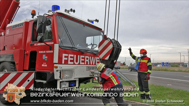 20200102 Bergung eines LKW-Sattelzuges auf der A2 Rastplatz Triestingtal bei Leobersdorf  Foto: © Stefan Schneider