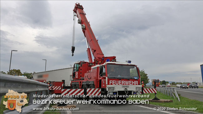 20200102 Bergung eines LKW-Sattelzuges auf der A2 Rastplatz Triestingtal bei Leobersdorf  Foto: © Stefan Schneider