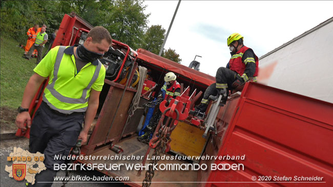 20200102 Bergung eines LKW-Sattelzuges auf der A2 Rastplatz Triestingtal bei Leobersdorf  Foto: © Stefan Schneider