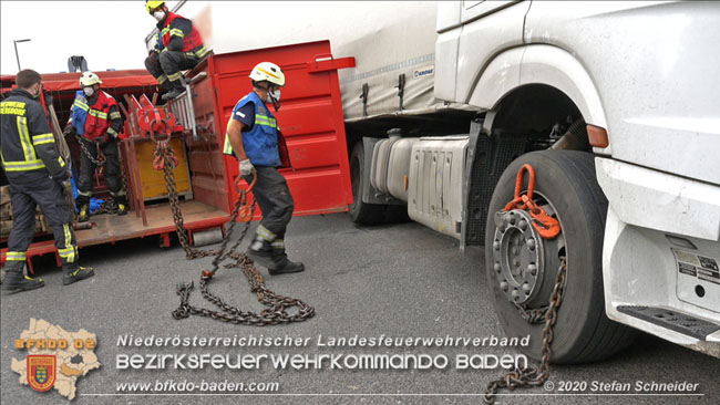 20200102 Bergung eines LKW-Sattelzuges auf der A2 Rastplatz Triestingtal bei Leobersdorf  Foto: © Stefan Schneider