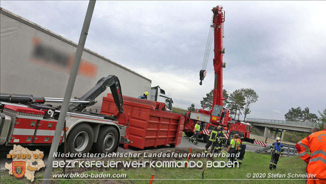 20200102 Bergung eines LKW-Sattelzuges auf der A2 Rastplatz Triestingtal bei Leobersdorf  Foto: © Stefan Schneider