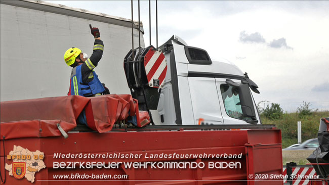 20200102 Bergung eines LKW-Sattelzuges auf der A2 Rastplatz Triestingtal bei Leobersdorf  Foto: © Stefan Schneider