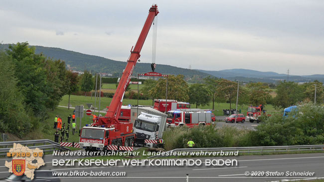 20200102 Bergung eines LKW-Sattelzuges auf der A2 Rastplatz Triestingtal bei Leobersdorf  Foto: © Stefan Schneider