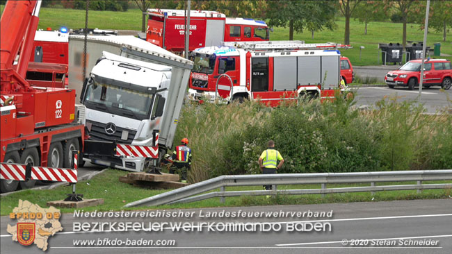 20200102 Bergung eines LKW-Sattelzuges auf der A2 Rastplatz Triestingtal bei Leobersdorf  Foto: © Stefan Schneider