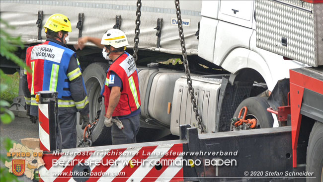20200102 Bergung eines LKW-Sattelzuges auf der A2 Rastplatz Triestingtal bei Leobersdorf  Foto: © Stefan Schneider