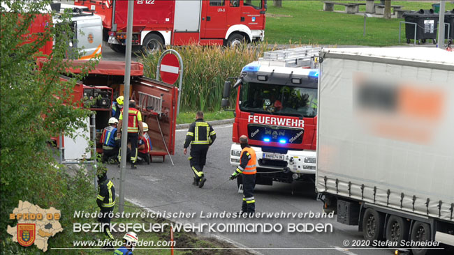 20200102 Bergung eines LKW-Sattelzuges auf der A2 Rastplatz Triestingtal bei Leobersdorf  Foto: © Stefan Schneider