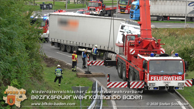 20200102 Bergung eines LKW-Sattelzuges auf der A2 Rastplatz Triestingtal bei Leobersdorf  Foto: © Stefan Schneider