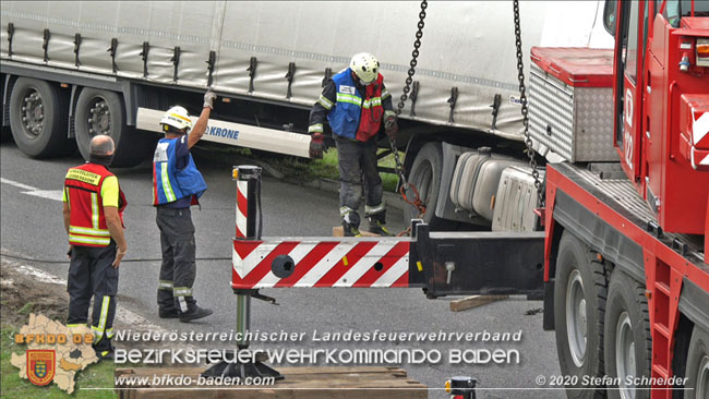 20200102 Bergung eines LKW-Sattelzuges auf der A2 Rastplatz Triestingtal bei Leobersdorf  Foto: © Stefan Schneider
