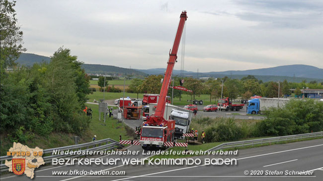 20200102 Bergung eines LKW-Sattelzuges auf der A2 Rastplatz Triestingtal bei Leobersdorf  Foto: © Stefan Schneider