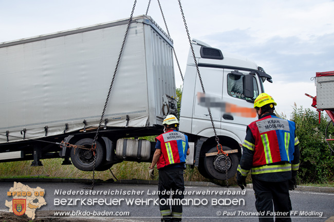 20200102 Bergung eines LKW-Sattelzuges auf der A2 Rastplatz Triestingtal bei Leobersdorf  Foto: © Paul Thorwald Fastner FF Mödling