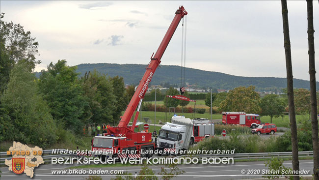 20200102 Bergung eines LKW-Sattelzuges auf der A2 Rastplatz Triestingtal bei Leobersdorf  Foto: © Stefan Schneider