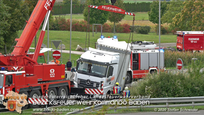 20200102 Bergung eines LKW-Sattelzuges auf der A2 Rastplatz Triestingtal bei Leobersdorf  Foto: © Stefan Schneider