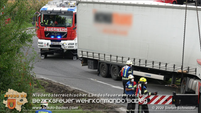 20200102 Bergung eines LKW-Sattelzuges auf der A2 Rastplatz Triestingtal bei Leobersdorf  Foto: © Stefan Schneider
