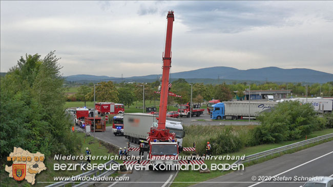 20200102 Bergung eines LKW-Sattelzuges auf der A2 Rastplatz Triestingtal bei Leobersdorf  Foto: © Stefan Schneider