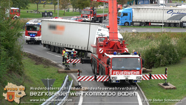 20200102 Bergung eines LKW-Sattelzuges auf der A2 Rastplatz Triestingtal bei Leobersdorf  Foto: © Stefan Schneider