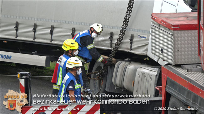 20200102 Bergung eines LKW-Sattelzuges auf der A2 Rastplatz Triestingtal bei Leobersdorf  Foto: © Stefan Schneider