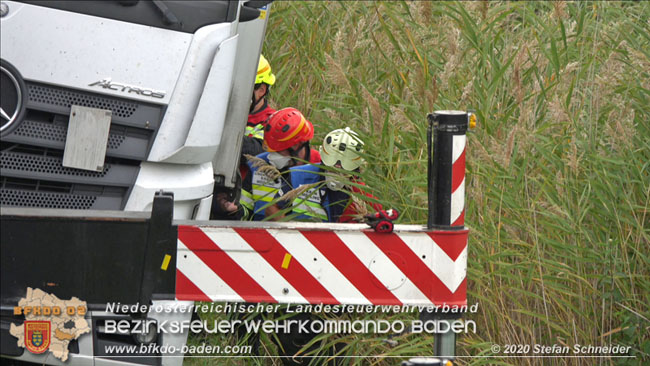 20200102 Bergung eines LKW-Sattelzuges auf der A2 Rastplatz Triestingtal bei Leobersdorf  Foto: © Stefan Schneider
