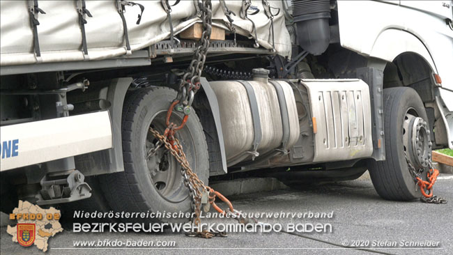 20200102 Bergung eines LKW-Sattelzuges auf der A2 Rastplatz Triestingtal bei Leobersdorf  Foto: © Stefan Schneider