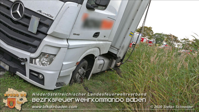 20200102 Bergung eines LKW-Sattelzuges auf der A2 Rastplatz Triestingtal bei Leobersdorf  Foto: © Stefan Schneider