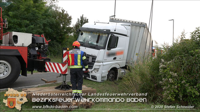 20200102 Bergung eines LKW-Sattelzuges auf der A2 Rastplatz Triestingtal bei Leobersdorf  Foto: © Stefan Schneider