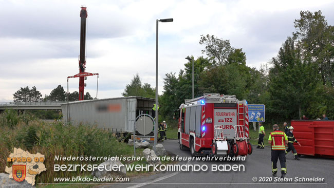 20200102 Bergung eines LKW-Sattelzuges auf der A2 Rastplatz Triestingtal bei Leobersdorf  Foto: © Stefan Schneider