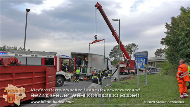 20200102 Bergung eines LKW-Sattelzuges auf der A2 Rastplatz Triestingtal bei Leobersdorf  Foto: © Stefan Schneider
