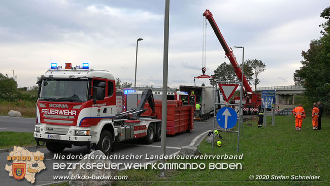 20200102 Bergung eines LKW-Sattelzuges auf der A2 Rastplatz Triestingtal bei Leobersdorf  Foto: © Stefan Schneider