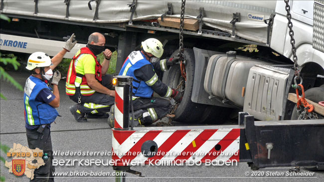 20200102 Bergung eines LKW-Sattelzuges auf der A2 Rastplatz Triestingtal bei Leobersdorf  Foto: © Stefan Schneider