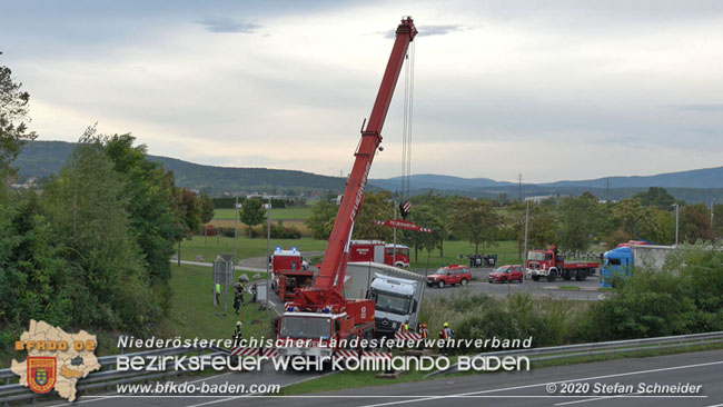 20200102 Bergung eines LKW-Sattelzuges auf der A2 Rastplatz Triestingtal bei Leobersdorf  Foto: © Stefan Schneider