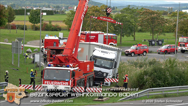 20200102 Bergung eines LKW-Sattelzuges auf der A2 Rastplatz Triestingtal bei Leobersdorf  Foto: © Stefan Schneider