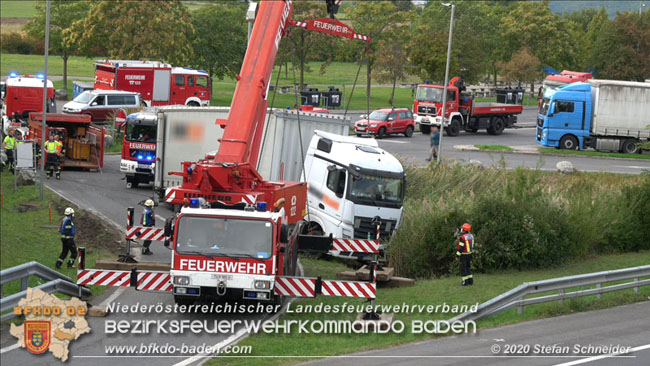 20200102 Bergung eines LKW-Sattelzuges auf der A2 Rastplatz Triestingtal bei Leobersdorf  Foto: © Stefan Schneider