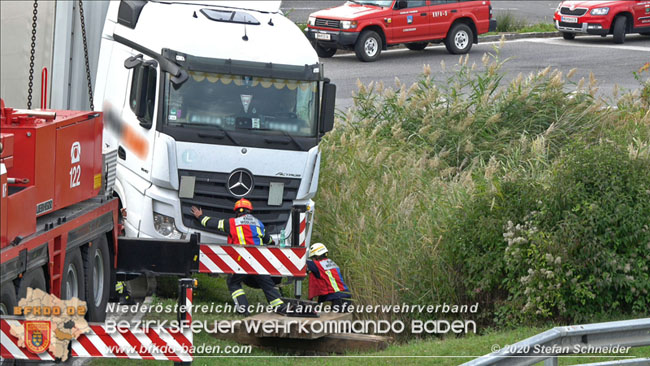 20200102 Bergung eines LKW-Sattelzuges auf der A2 Rastplatz Triestingtal bei Leobersdorf  Foto: © Stefan Schneider