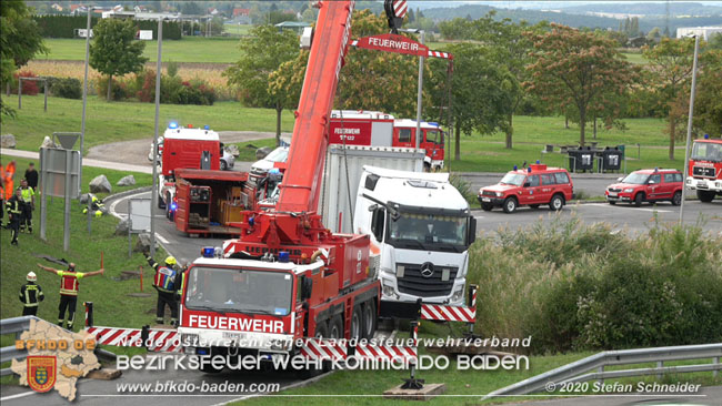 20200102 Bergung eines LKW-Sattelzuges auf der A2 Rastplatz Triestingtal bei Leobersdorf  Foto: © Stefan Schneider
